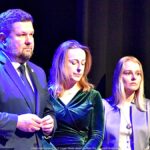 Mężczyzna i dwie kobiet na scenie.