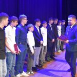 Wręczanie nagród na scenie.