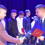 Wręczanie nagród na scenie.