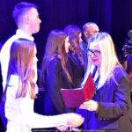 Wręczanie nagród na scenie.