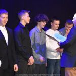 Wręczanie nagród na scenie.