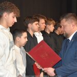 Wręczanie nagród na scenie.