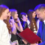 Wręczanie nagród na scenie.