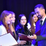 Wręczanie nagród na scenie.