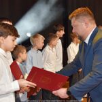 Wręczanie nagród na scenie.