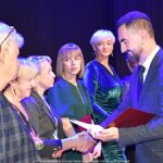 Wręczanie nagród na scenie.