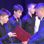 Wręczanie nagród na scenie.