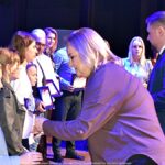 Wręczanie nagród na scenie.