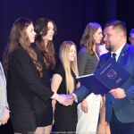 Wręczanie nagród na scenie.