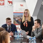 Obrady młodzieżowej rady miasta.