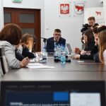 Obrady młodzieżowej rady miasta.