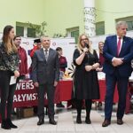 Wystawcy, młodzież i goście podczas prezentacji w liceum.