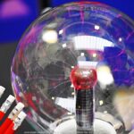 Wystawcy, młodzież i goście podczas prezentacji w liceum.