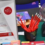 Wystawcy, młodzież i goście podczas prezentacji w liceum.