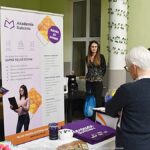 Wystawcy, młodzież i goście podczas prezentacji w liceum.