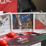 Wystawcy, młodzież i goście podczas prezentacji w liceum.