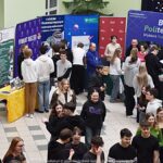 Wystawcy, młodzież i goście podczas prezentacji w liceum.