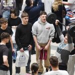 Wystawcy, młodzież i goście podczas prezentacji w liceum.