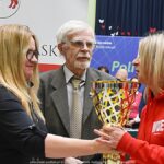 Wystawcy, młodzież i goście podczas prezentacji w liceum.