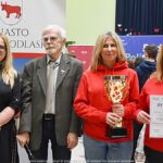 Wystawcy, młodzież i goście podczas prezentacji w liceum.