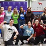 Wystawcy, młodzież i goście podczas prezentacji w liceum.