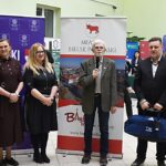 Wystawcy, młodzież i goście podczas prezentacji w liceum.