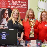 Wystawcy, młodzież i goście podczas prezentacji w liceum.