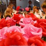 Tworzenie kolorowych róży z bibuły.