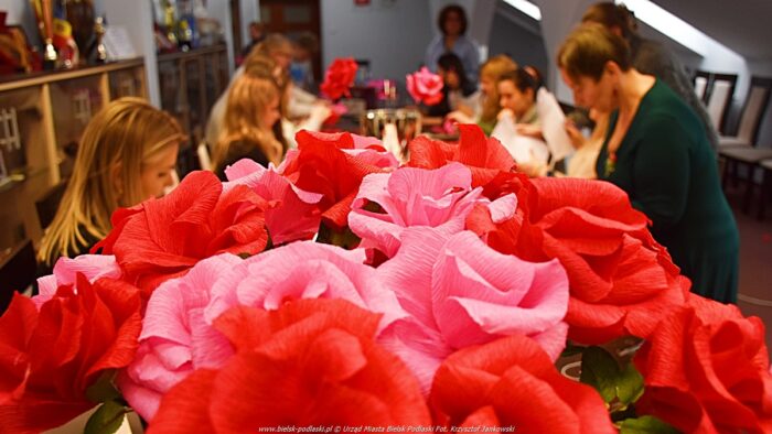Tworzenie kolorowych róży z bibuły.