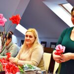 Tworzenie kolorowych róży z bibuły.