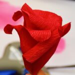 Czerwone róże z papieru.