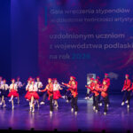 Folkowy zespół taneczny na scenie opery.