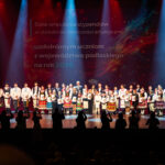 Laureaci na scenie opery.