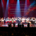 Laureaci na scenie opery.