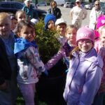 Sadzenie drzewka przed domem kultury.
