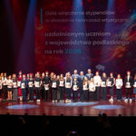 Laureaci na scenie opery.