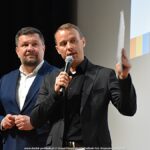 Dwaj mężczyźni na scenie.