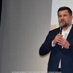 Przemawiający mężczyzna.