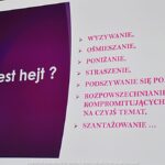 Baner na ekranie sceny domu kultury.