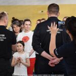 Policjanci i kobiety podczas spotkania.