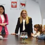 Spotkanie dwóch urzędniczek z dziećmi z nagrodzonych szkół.