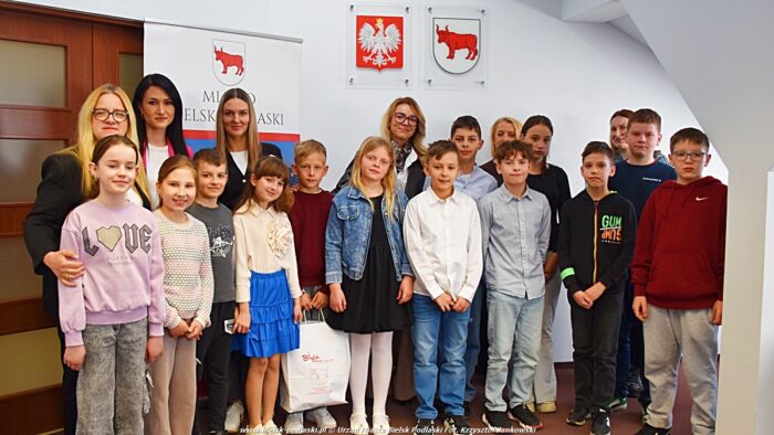 Grupowe zdjęcie nagrodzonych dzieci i nauczycieli ze szkół, w towarzystwie urzędników.