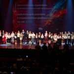 Laureaci na scenie opery.