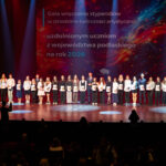 Laureaci na scenie opery.