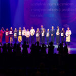 Laureaci na scenie opery.