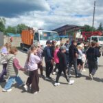 dzieci zwiedzają PSZOK