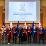 Grupa samorządowców pozuje do wspólnego zdjęcia.