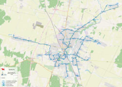 Mapa miasta z naniesionymi trasami komunikacji miejskiej.