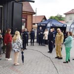 Grupa ludzi przed pojazdem ustawionym na Placu Ratuszowym.