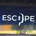 Okno pojazdu z napisem "Escape".